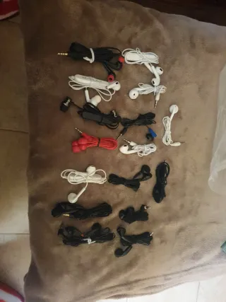 16 Auriculares Nuevos (Negro, Rojo, Blanco)