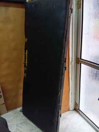 Puerta blindada negra con marco