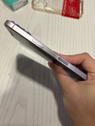 iPhone 17 lila, en muy buen estado.