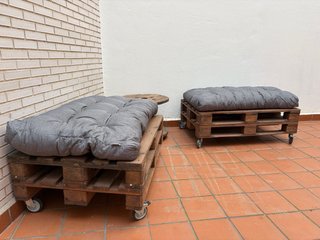 Sofá y mesa de palets de madera con baúl