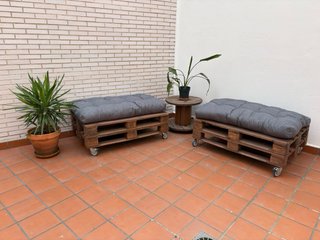 Sofá y mesa de palets de madera con baúl