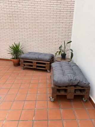 Sofá y mesa de palets de madera con baúl