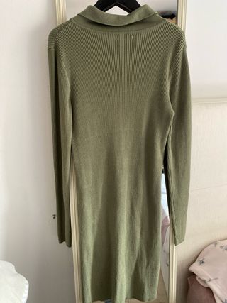 Vestido verde de punto con cuello polo