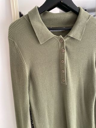 Vestido verde de punto con cuello polo