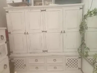 Ropero, sinfonier y mesita de dormitorio