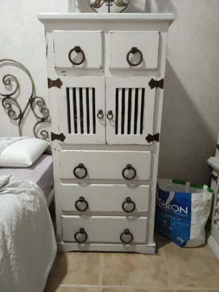 Ropero, sinfonier y mesita de dormitorio