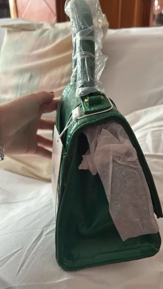 Bolso verde con logo dorado