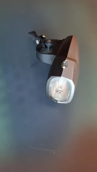 Luz para bicicleta. Pilas AA no incluidas