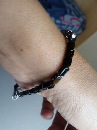 Pulsera de hombre con detalles plateados
