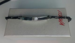 Pulsera de hombre con detalles plateados