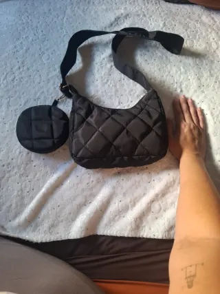Bolso negro acolchado con monedero
