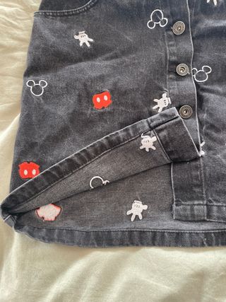 Falda vaquera negra con estampado Mickey