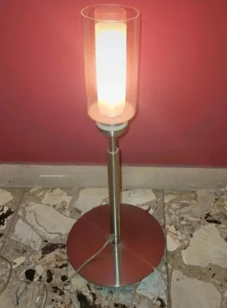 Lampada da tavolo con potenziometro