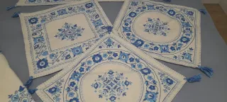 Mantel bordado a mano,camino y cojines a juego