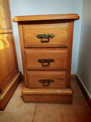 Mesita de noche de madera