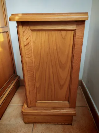 Mesita de noche de madera