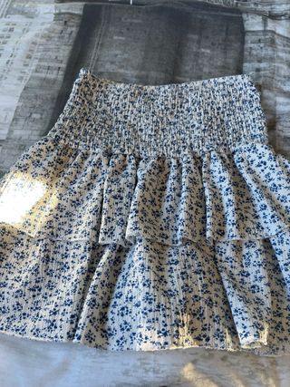 Falda corta niña estampada con pantalón