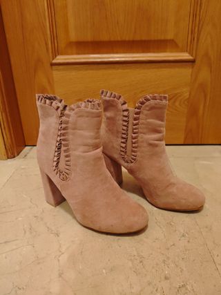 Botines tacón rosa con adorno