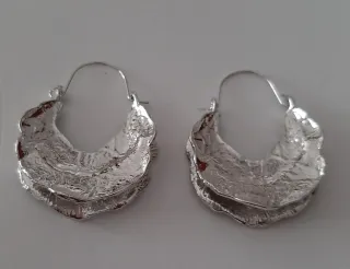 Pendientes plateados forma cesta
