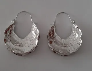 Pendientes plateados forma cesta