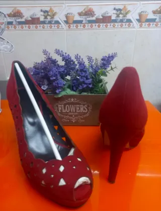 Zapatos de tacón rojos piel talla 39