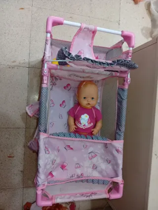 Cuna de juguete con muñeca
