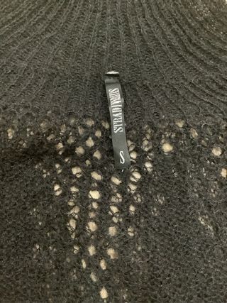 Jersey calado cuello alto negro