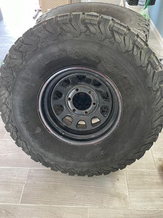 5 Neumáticos 33” 12.50 R20 + Llantas USA