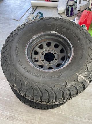 5 Neumáticos 33” 12.50 R20 + Llantas USA