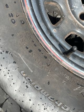 5 Neumáticos 33” 12.50 R20 + Llantas USA