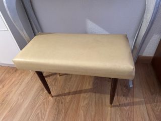 Base tapizada beige y marrón