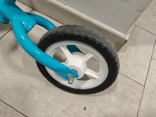 Bicicleta sin pedales azul