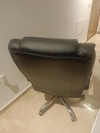 Poltrona da ufficio con poggiapiedi