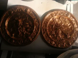 Platos antiguos de cobre decorados