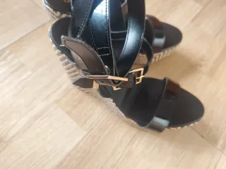 Sandalias Liu Jo cuña negras y multicolor