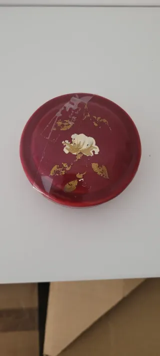 Cajita de porcelana burdeos con detalles dorados