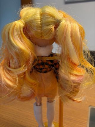 Poppy Rainbow High Muñeca esquiadora