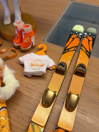 Poppy Rainbow High Muñeca esquiadora