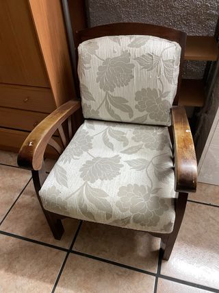 Sillón de madera y tela beige