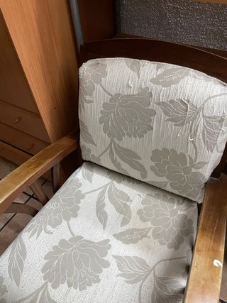 Sillón de madera y tela beige