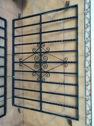 2 Rejas de hierro forjado en buen estado las 2 igu
