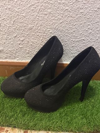 Zapatos de tacón negros con pedrería de brllis