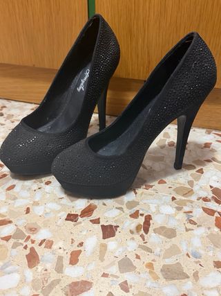 Zapatos de tacón negros con pedrería de brllis