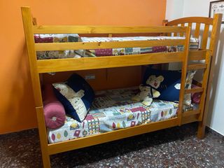 Literas de madera color miel más dos colchones