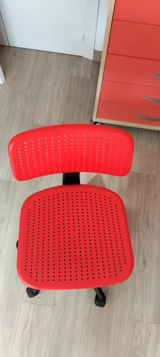 Silla giratoria roja y negra de Ikea