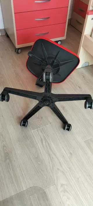 Silla giratoria roja y negra de Ikea