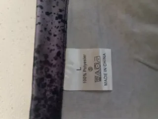 Camiseta con cremallera y estampado