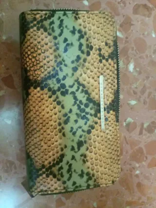 Cartera Stradivarius efecto piel serpiente