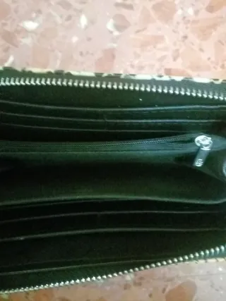Cartera Stradivarius efecto piel serpiente
