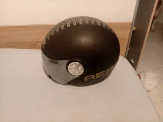 Casco de moto negro con visera
